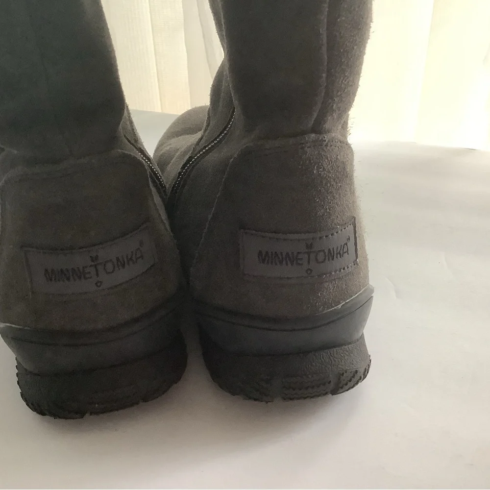 NEW/Unworn Minnetonka Charcoal Suede Boots - Picture 4 of 8